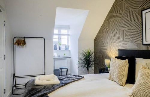 3 BedRoom house, Sleeps 6 with Full Kitchen, Garden and Free Parking - FREE Wi-Fi near Milton Keynes Bowl - Foto 10