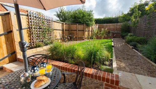 Fayette sleeps 4, 2 bedrooms, cute garden - Foto 2, Garden, Garden view, pet friendly