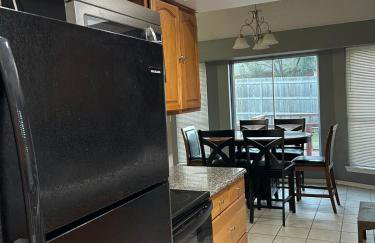 Great Edmond home, near OKC with 3 beds, Wi-fi, cold AC, and central heat, fully fenced backyard - Foto 17