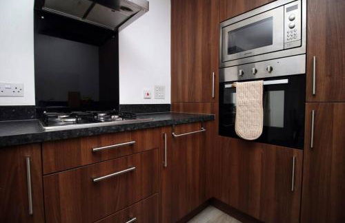 Modern and Cosy 3 Bed House Close to Cardiff City Centre perfect for Family Relocations, Contractors & Groups by Gurkha Stay with Free Parking and Wifi - Foto 14