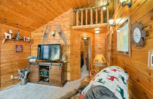 Cozy Manistique Cabin with Deck, Grill and Fire Pit! - Foto 7