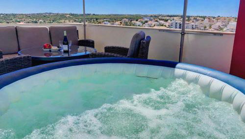 Apartment Beta - 2 Bedrooms, Private Rooftop Patio with Hot Tub, BBQ and View - Foto 2
