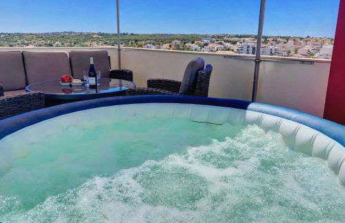 Apartment Beta - 2 Bedrooms, Private Rooftop Patio with Hot Tub, BBQ and View - Foto 2