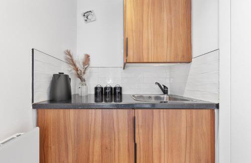 AC & Private Drive Stylish 4BR 5 Beds 8 Guests Wifi And Parking - Photo 21