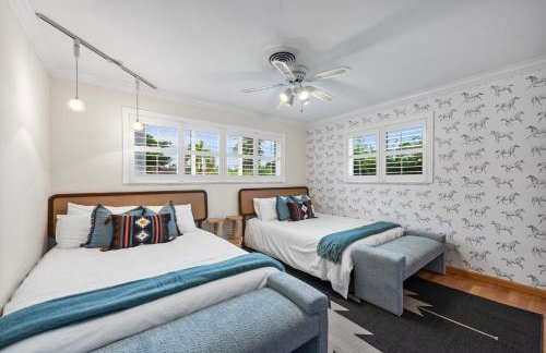 Centrally Located 4BD Oasis with Pool & Movie Patio - Foto 16