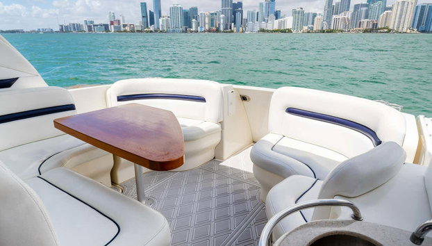 Aluguel de iate em Fort Lauderdale - Foto 3, Amplo convés com assentos de vinil branco