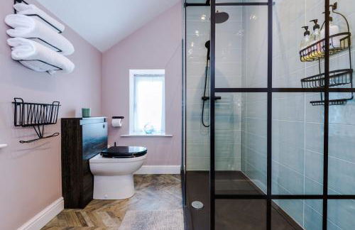 Castle Views cottage in historic village & woodfired hot tub - Photo 25