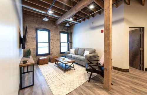 Walkable Downtown Loft with King Bed & Self Check in - Foto 8