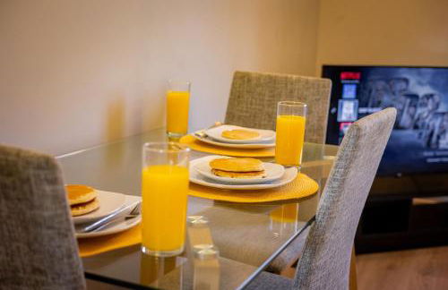 Modern Spacious 2 Bed Apartment Wolverhampton with Free Secure Parking - Photo 2