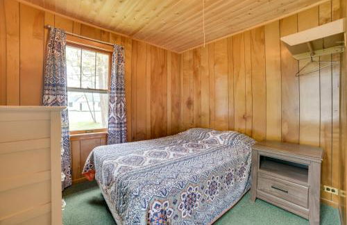 Steps to Lake Cedarville Cabin 12 with Shared Perks - Foto 12