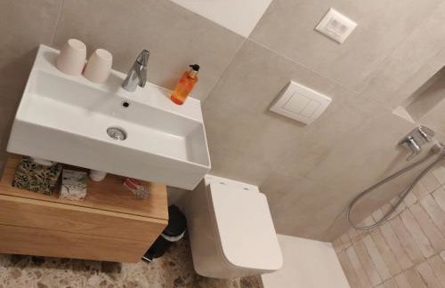 Omis apartment - near beach and town center, ground floor with small garden - Foto 14