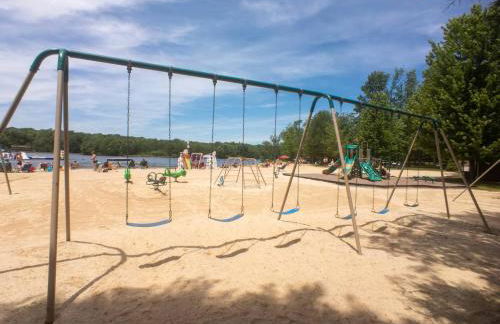 Hot Tub & Fire Pit: Cozy Pines Chalet in Poconos - Foto 16