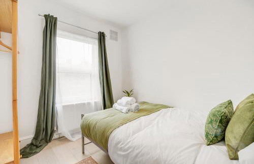 Spacious House in North London, very close to train station and bus stops, near Tottenham Stadium & lots of parking - Photo 17
