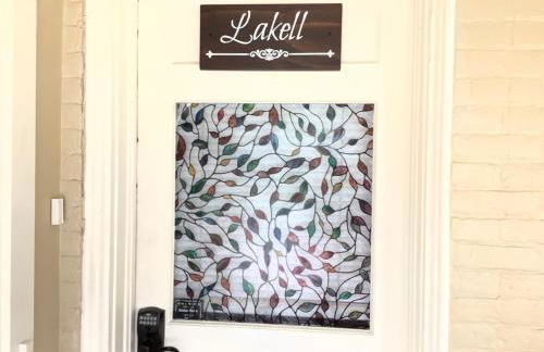 Charming Studio Apartment in the Heart of Golden - Photo 2