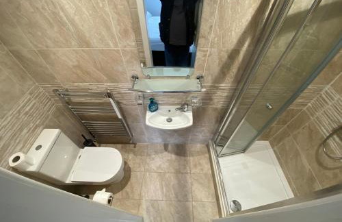 Modern 3- Bed Holiday Home - Private Parking Sleeps 10- 2 Min M62 - Foto 9