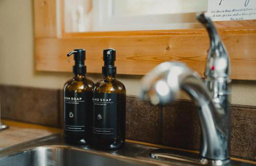 Cabin Minutes to Mt Rainier - EV, HotTub, 2 Queen and Twin - Photo 16