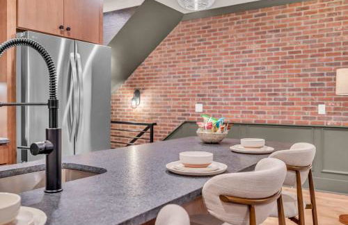 New 2 Luxe Townhomes with Rooftops Sleeps 24 - Foto 55