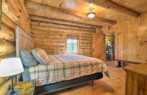 The Red Pine Cabin with Private Pond and Dock! - Foto 10