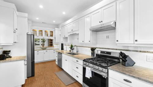 2025 New Build Victorian Gem on UT, 4BR, 2BA Downtown with Free Parking - Foto 3, stove