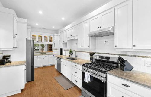 2025 New Build Victorian Gem on UT, 4BR, 2BA Downtown with Free Parking - Foto 3