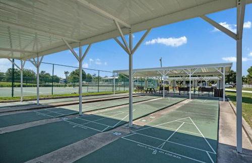 Lake Placid Home Boat Parking and Clubhouse Access by RedAwning - Foto 46