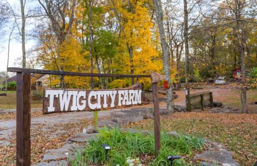 Hillbilly Chic Tiny House Near Nashville with WiFi, Kitchenette, Fire Pit & Trails - Foto 31