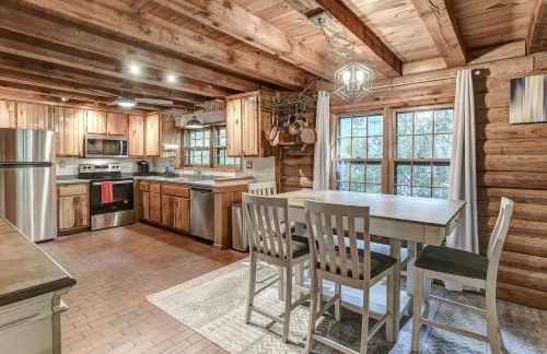 Charming Renovated Cabin with Fireplace - Foto 25