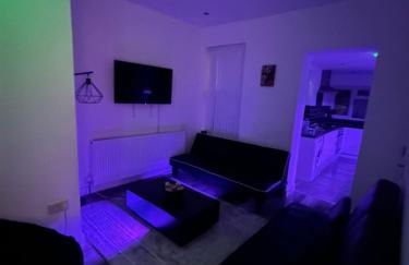 Large 6 Bed 6 Bathroom House - Ideal For Families, Large Groups, Contractors & Business Travellers - Foto 19