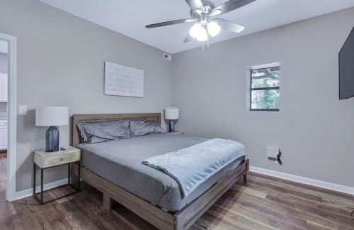 Large Hillside Retreat with Pool and Hot Tub - Foto 24