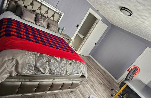 Cozy Roomy family sized apartment on major bus route close to all - Foto 43