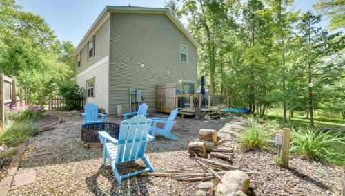 Walloon Lake Getaway with Fire Pit - Walk to Water! - Foto 2