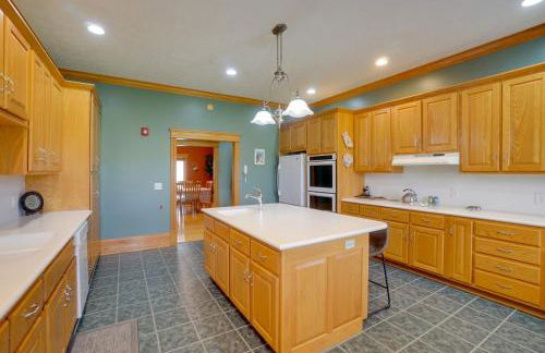 Spacious McArthur Home Private Hot Tub and Pond! - Photo 12