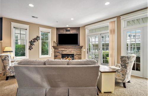 Lake front condo with pool access walking distance to downtown Saugatuck - Foto 15