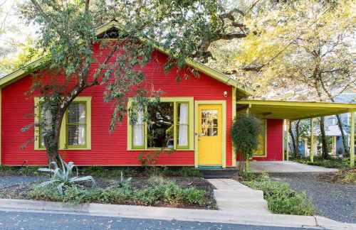 Peaceful Bungalow with Fenced Yard near Shops and Cafes - Photo 2