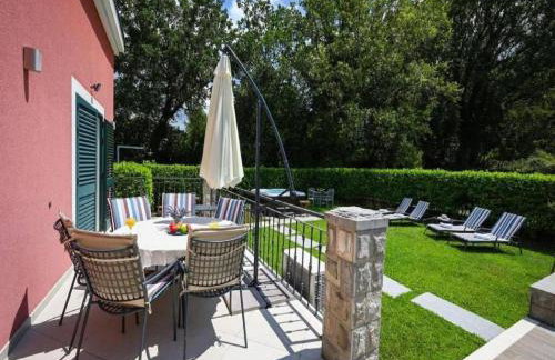 Beautiful Villa surrounded by Greenery with Swimming Pool - Photo 6