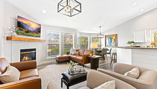 NEW! Executive Home | 1K 3Q | 3 Desks | 600+ WiFi - Photo 2