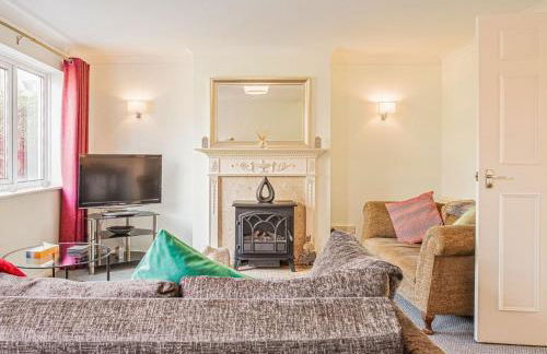 Central 2 Bed House w/ Garden and Free Parking! - Photo 2