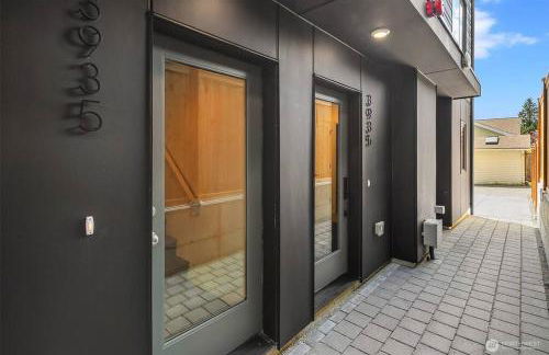 Seattle Charm, near university,3 BR,W&D, fast wifi - Photo 4