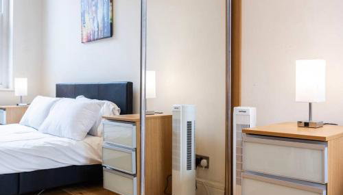 Comfy 2-Bed Flat On Upper St - Next To Tube - Foto 3, wardrobe