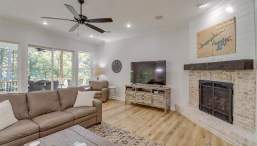 Luxury Lakefront Retreat with Deck and Patio! - Foto 5