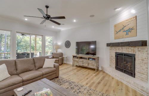 Luxury Lakefront Retreat with Deck and Patio! - Foto 5