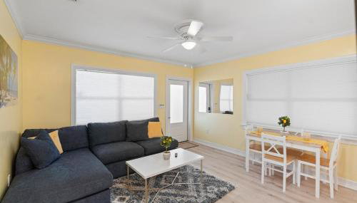 TROPICAL HAVEN OASIS, Sleep 6, Fully Remodel, 7 MINUTES TO BEACH, - Foto 4