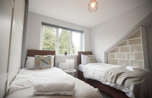 A stunning And Slick Escape - Photo 11