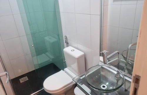 Apartamento Frente para o Mar - Varandão com Blindex - Vista para o Mar - 1 Suite e mais 2 Quartos-Ar Condicionado - 2 Vagas - BEIRA MAR - 70 metros da Praia ,TVS SMART GERAL -WI-FI -DISNEY PLUS- PORT 24 HORAS-KIT PRAIA-ROUPA DE CAMA 2 XCASAIS - Foto 64