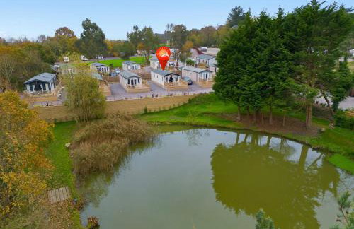 Lake View Holiday Home - Fishing Lakes, Heated Outdoor Swimming Pool 500yrds on Sister Park , Pool Open April to September - Foto 1
