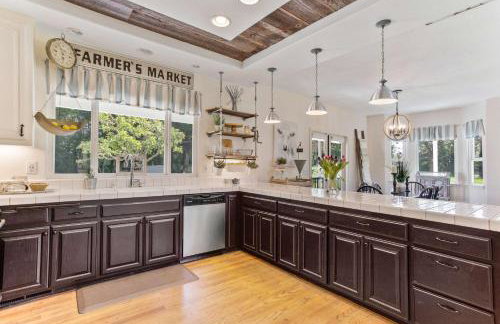 Charming 4BR Wine Country Getaway with Spa & Firepit - Foto 10