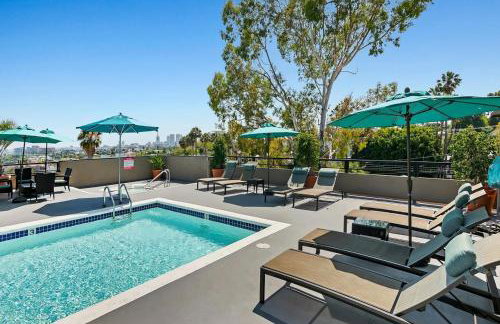 Skyline Escape 1-Bedroom with Balcony and Roof-Top Pool - Foto 22