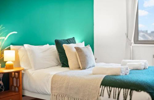 Modern 2 Bed Apartment in Greenwich, 24h Free Parking, Great for Business & Contractors, Sleeps 6 - Photo 24