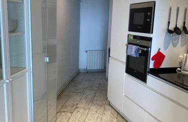 Beachfront Apartment with Sea Views & Private Parking - Foto 20