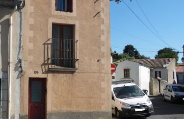 Chez Jérôme, au pied de la cité médiévale - Foto 2